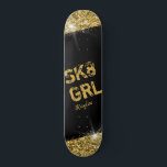 Skate Girl Black Gold Glitzer Girl Personalisiert Skateboard<br><div class="desc">Das Personalisierte Skateboard Black and Gold Glitzer mit "SK8 GRL" Textquotendesign und optionaler Namensanpassung verfügt über ein fett gedrucktes Imitat mit glänzenden Blindfarben,  die mit einem sportlichen Design verziert sind. Es ist perfekt als Wanddekoration,  Sake oder Skateboard,  die man im Park verwenden kann.</div>