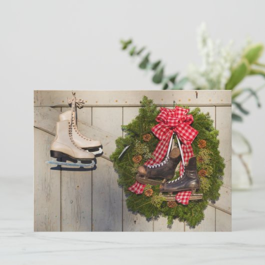 Skate mit Weihnachtskranz Feiertagskarte (Stehend Vorderseite)