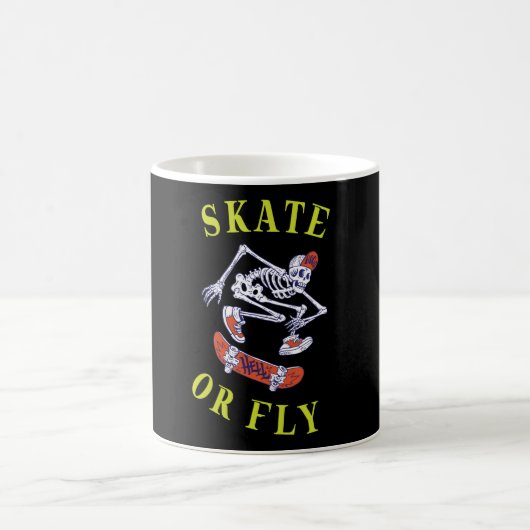 Skate oder Fly Skeleton Skateboarder Kaffeetasse (Mittel)