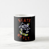 Skate oder Fly Skeleton Skateboarder Kaffeetasse (Mittel)