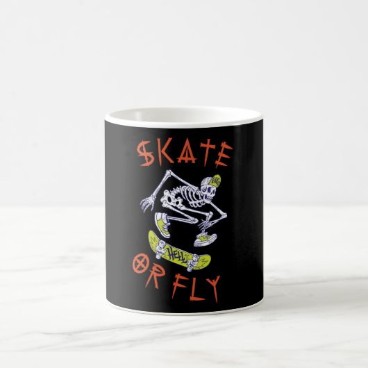 Skate oder Fly Skeleton Skateboarder Kaffeetasse (Mittel)