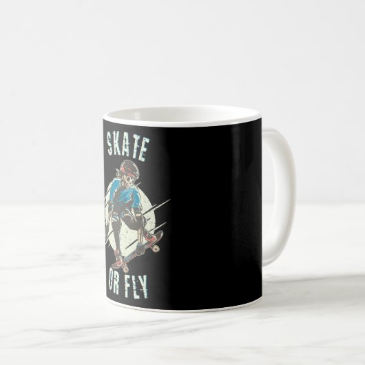Skate oder Fly Skeleton Skateboarder Kaffeetasse (VorderseiteRechts)
