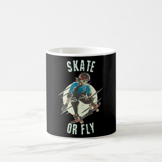 Skate oder Fly Skeleton Skateboarder Kaffeetasse (Mittel)