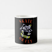 Skate oder Fly Skeleton Skateboarder Kaffeetasse (Mittel)