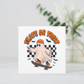 Skate- oder Leckerei-Ghost-Halloween Einladung (Stehend Vorderseite)