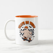 Skate- oder Leckerei-Ghost-Halloween Zweifarbige Tasse (Links)