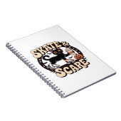 Skate & Scare � Cute Black Cat Roller Skating Over Notizblock (Rechte Seite)