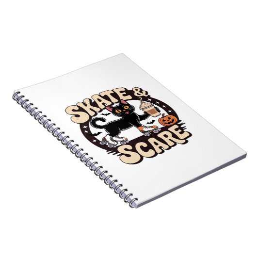 Skate & Scare � Cute Black Cat Roller Skating Over Notizblock (Rechte Seite)