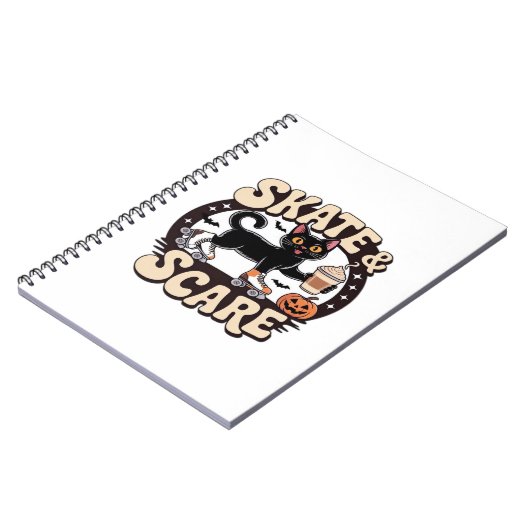 Skate & Scare � Cute Black Cat Roller Skating Over Notizblock (Linke Seite)