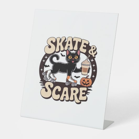 Skate & Scare � Cute Black Cat Roller Skating Over Sockelschild (Vorderseite)