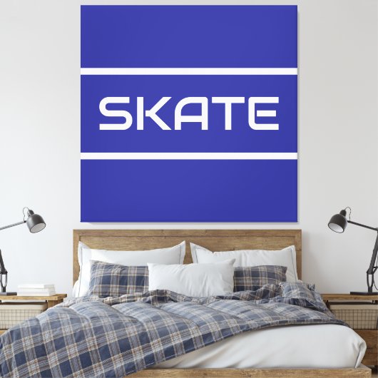 SKATE Sporty White Text Stripes On Bold Deep Blue Leinwanddruck (Insitu (Schlafzimmer))