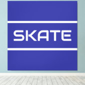 SKATE Sporty White Text Stripes On Bold Deep Blue Leinwanddruck (Insitu (Holzboden))