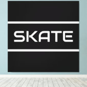 SKATE Sporty White Text Stripes On Modern Black Leinwanddruck (Insitu (Holzboden))