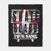 Skateboard auf schwarzer Feile als "Distressed Whi Fleecedecke (Vorderseite)