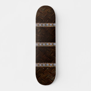 Skateboard aus Stahl mit Industriestempel