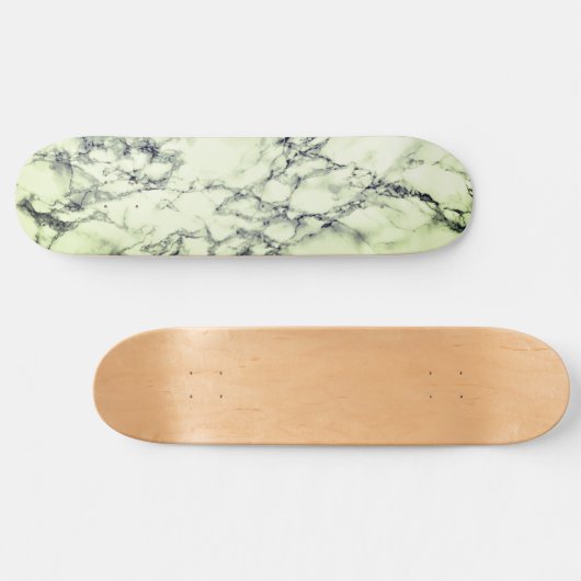 Skateboard aus weißem Marmor (Horizontal)