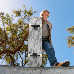 Skateboard aus weißem Marmor
