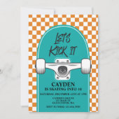 Skateboard, das wir am Geburtstag halten Einladung (Vorderseite)