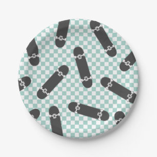 Skateboard, das wir am Geburtstag halten Pappteller