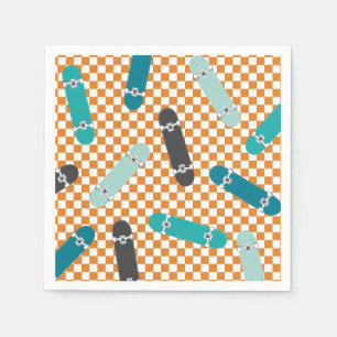 Skateboard, das wir am Geburtstag halten Serviette