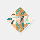 Skateboard, das wir am Geburtstag halten Serviette (Ecke)