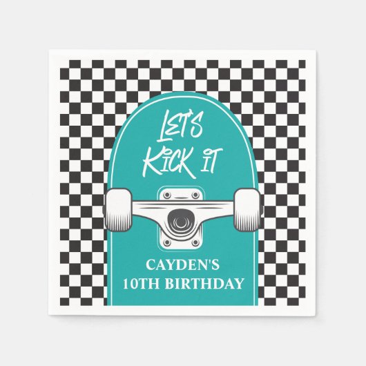 Skateboard, das wir am Geburtstag halten Serviette (Vorderseite)