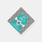 Skateboard, das wir am Geburtstag halten Serviette (Ecke)