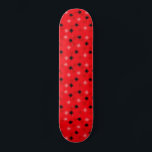 Skateboard der Atomroten Sternexplosionen<br><div class="desc">Dieses Skateboard der Atomic Red Sternexplosionen hat den ganzen modernen Spaß an der Küche Ihrer Großmutter, abzüglich des klebrigen Linoleums. Das kitschige Design ist mit einem roten Hintergrund mit goldenen Fußketten und zufällig platzierten Sternexplosionen in Schwarz und Rot- und Dunkelrosa-Tönen gestaltet. Dieses Vintag inspirierte Muster ist Mod genug, um stylisch...</div>