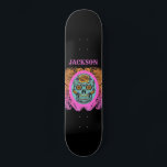 Skateboard für personalisierten Zuckerhut<br><div class="desc">Ein kühner Tag im Gesicht des toten Skateboards,  personalisiert mit einem Orangen-,  Türkis- und Hot-Rosa-Zuckerschädel,  auf einem Kalkboard-Hintergrund mit einem eigenartigen Schriftart.</div>