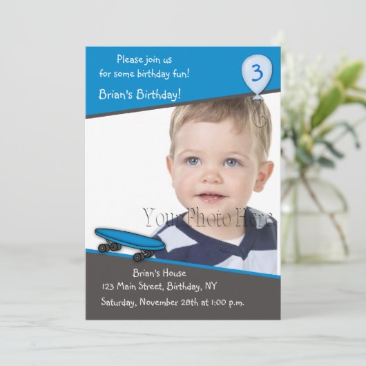 Skateboard Geburtstags-Foto Einladung (Stehend Vorderseite)