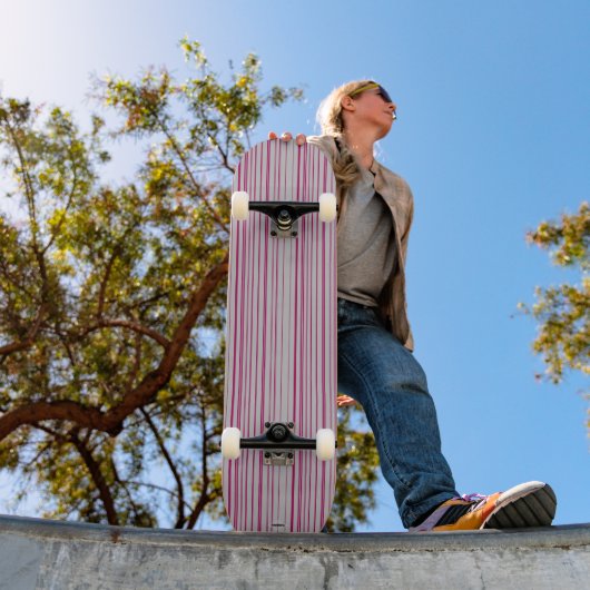 Skateboard grau mit rosa Linien HAMbWG (Außenbereich 1)