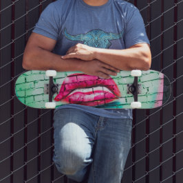 Skateboard - Lipstick Kunst in der Stadtstraße