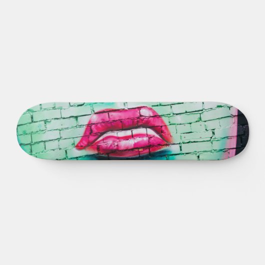Skateboard - Lipstick Kunst in der Stadtstraße (Horizontal)