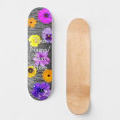 Skateboard mit Bäumen und Frühlingsblumen (Vorderseite)