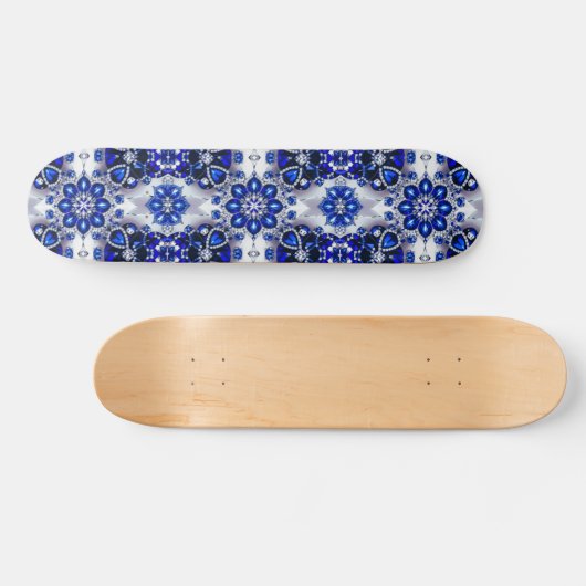 Skateboard mit blauweißem Farbdesign (Horizontal)