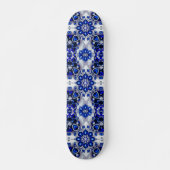 Skateboard mit blauweißem Farbdesign (Vorne)
