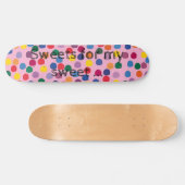 Skateboard mit bunten Punkten und rosa Hintergrund (Horizontal)