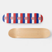 Skateboard mit der Flagge Kroatiens (Horizontal)