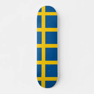 Skateboard mit der Flagge Schwedens