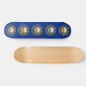 Skateboard mit der Flagge von New Hampshire (Horizontal)