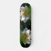 Skateboard mit feiner, weißer Lotus-Blume (Vorderseite)