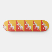 Skateboard mit Flagge Bhutans (Horizontal)