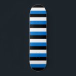 Skateboard mit Flagge Estlands<br><div class="desc">Mit diesem beeindruckenden Skateboard mit der kühnen Flagge Estlands lassen Sie Ihre Leidenschaft für Estland und Skate entfalten! Dieses Estland-Designerskateboard wurde sowohl für Performance als auch für Patriotismus konzipiert und zeigt stolz die ikonischen blauen, schwarzen und weißen Streifen in einem eleganten, auffälligen Layout. Egal ob Sie die Straßen erkunden, im...</div>