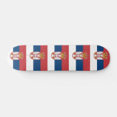 Skateboard mit Flagge Serbiens (Horizontal)
