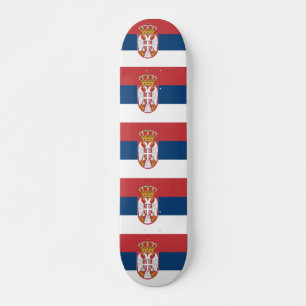 Skateboard mit Flagge Serbiens