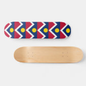 Skateboard mit Flagge von Denver, Colorado (Horizontal)