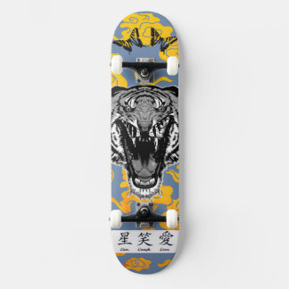 SKATEBOARD MIT JAPANISCHEN TIGER UND GELBEN