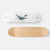 Skateboard mit Monogramm: Rauchschwalbe (Horizontal)