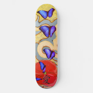 SKATEBOARD MIT SCHALTFLÄCHEN UND LIEBE DES POPPY-K