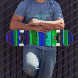 Skateboard mit schwarzen, grünen und blauen Streif